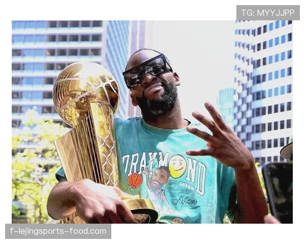 格林挡拆频繁制造错位，助勇士防守效率明显提升