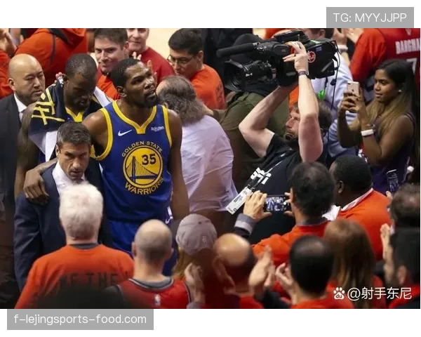 乔·杜马斯无球跑动改变防守布局，关键回合得分效率提升